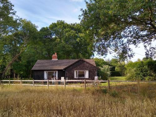 Rustic Woodland Cottage, Tadley, 