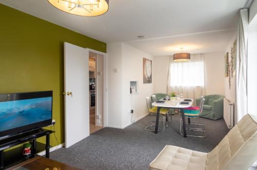 Picktheplace 3-bedroom Plymouth Apartment, Plymouth, 