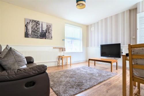 Lovely Liverpool Apartment Sleeping 3 Guests W/ Parking And Mins Walk From Train Station, Bootle, 