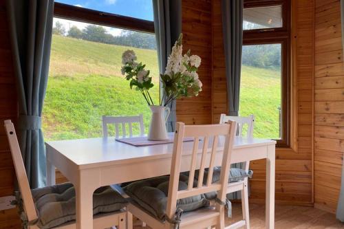 Countryside Cabin In Cowbridge, Vale Of Glamorgan, 