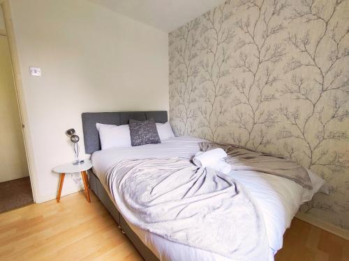 Oldbrook Lovely 3 Bedroom House Sleeps 6 Free Parking And Netflix, Bletchley, 