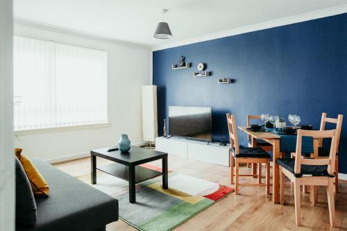 Bell Street Spacious Contractor Apartment For Up To 4 People By Dream Key Solution, Bellshill, 