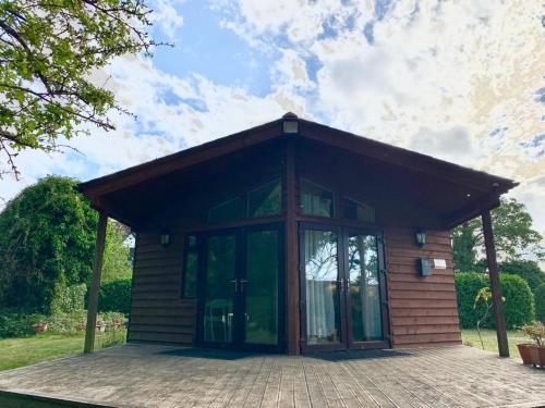 Whole 3 Bedroom Private Chalet With Gardens, Padworth, 