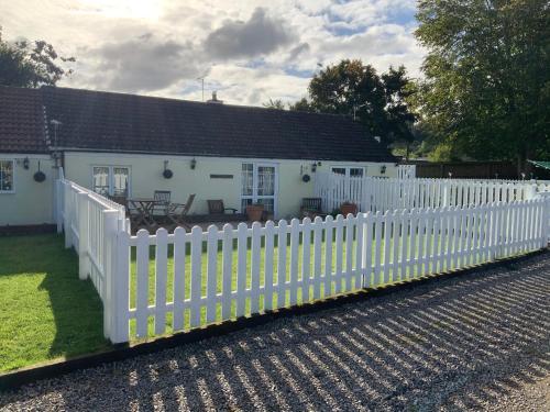 Woodpecker Cottage At Frog Trotters Cottages, Hartpury, 