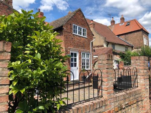 Grade Ii Listed Cottage South Of York, Selby, 