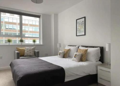 Modern & Bright Apt With Free Parking! - Sleeps 3, Old Trafford, 