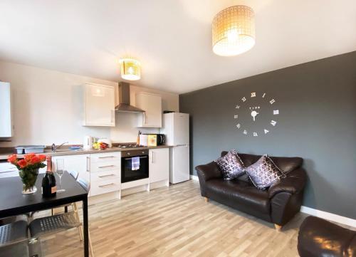 Air Host And Stay - Young House One Apartment - 2 Bedroom Sleeps 5, Liverpool, 