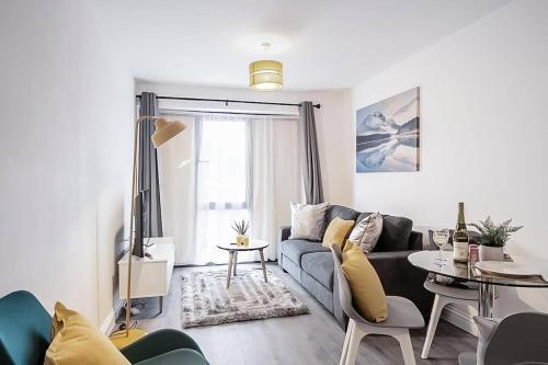 Modern 2 Bedroom Town Center Apartment, Cheltenham, 