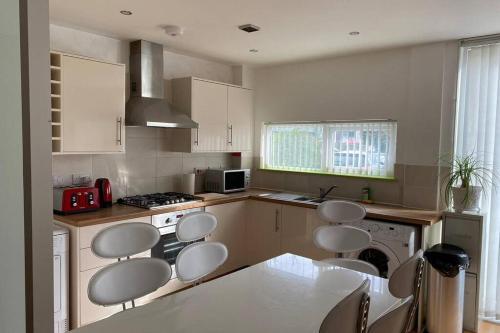 Comfortable Modern House Near Etihad -3br -sleeps6, Hayfield, 