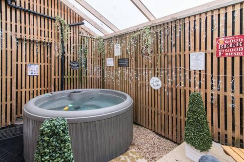 Market Street Luxury Retreat Apartment With Hot Tub & Games Room, Nottingham, 