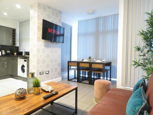 Tudors Esuites 3 Bedroom Penthouse Duplex 7 Beds, Parking & Balcony, Birmingham, 