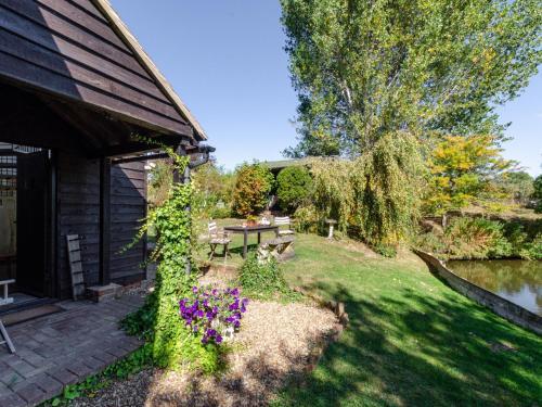 Rustic Holiday Home In Goudhurst Kent With Private Parking, Goudhurst, 