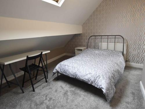 Private Room In Shared House, Bradford, 