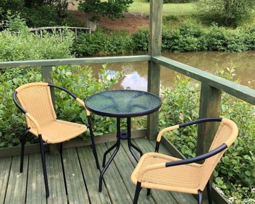 Cosy & Secluded Lakeside Fisherman's Hut, Crowborough, 