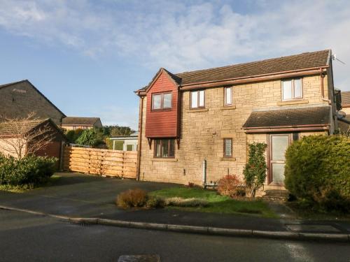 6 Lismore Park, Buxton, 