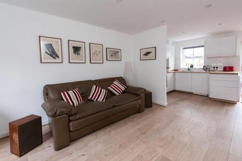 Sleek & Stylish 2bd Home W Officestudio, Old Trafford, 