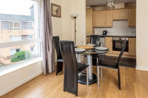 Cosy Top Floor 2bd Apt - 2min Walk To O2 Apollo!, Hayfield, 