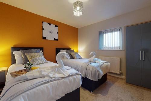 Large 2 Bedroom House Sleeps 6 By Srk Serviced Accommodation Peterborough With Parking & Wifi, Peterborough, 