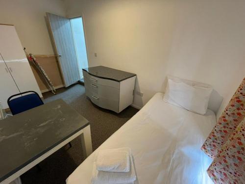 Quiet Private Room Close To Town Centre - Freewifi, Oldham, 