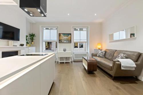 Bright Perfectly Located One Bedroom Apartment, Covent Garden, 