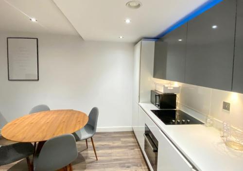 Modern City Centre Apartment With Balcony, Birmingham, 