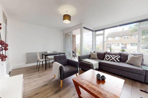 Amazing 3 Bedroom Flat - 4mins To Tube Station, Fulham, 