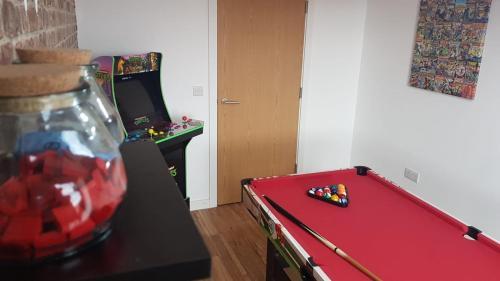 Amazing 2-bed In Media City Games Room, Salford, 