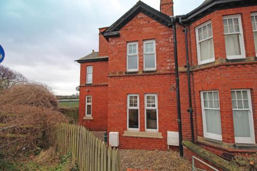 Large Period Chester Home Right On The Canal., Chester, 