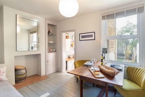 Seaside Luxe! Linen Cottage, Under 5 Walk Mins To The Beach, Deal, 