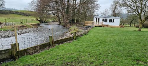 Lovely Riverside Cabin In Shropshire, Knockin, 