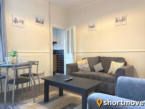 Shortmove - 3 Bedrooms, Contractors, Families, Kitchen, Wifi, Garden, Doncaster, 