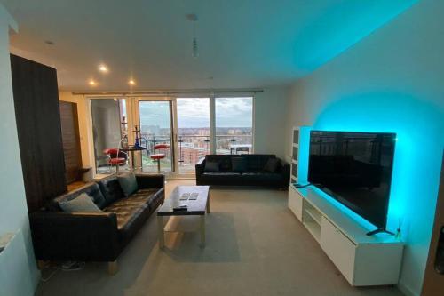 2 Bedroom Penthouse/ Amazing Views/ Balcony/65â€ Tv, Birmingham, 