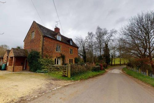 Idyllic Three Bedroom Cotswold Cottage Nr Moreton-in-marsh, Barton, 