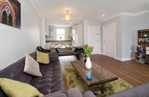 Thomas, Family Home Sleeps 9, York, 