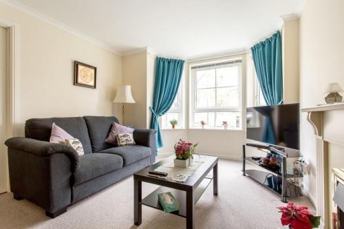 Central Elegant 2 Bed Apartment, Edinburgh, 