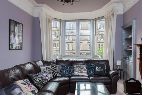 Stylish 3-bed 2-bath Flat, Newington, 