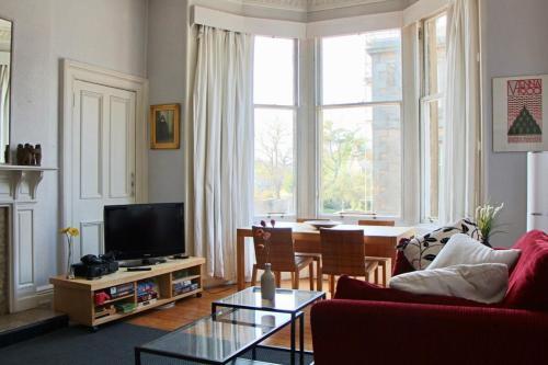 Classic Edinburgh Flat In The Heart Of Morningside, Newington, 