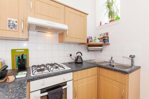 Bright Studio Walk Score 91 Wi-fi Sleeps 2, Murrayfield, 