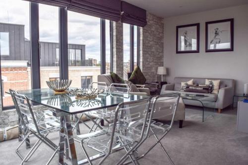 Modern And Luxurious Penthouse W' A Balcony, Fulham, 