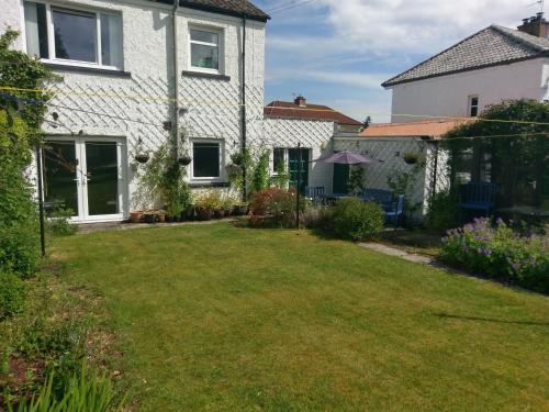 Large Pet Friendly Family Home Premier Area Huge Garden Patio Parking Central Inverness, Inverness, 