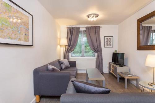 Modern 2 Bedroom Apartment In Zone 1, Little Venice, 