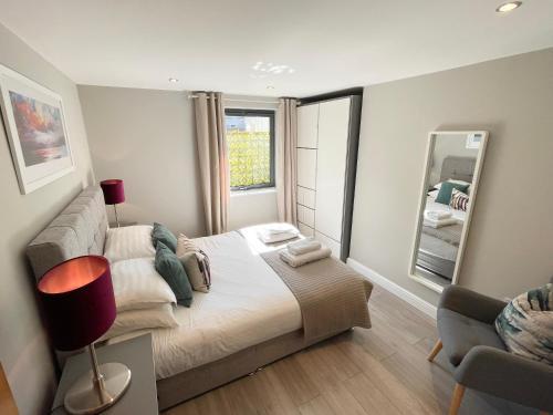 Urban Living's - The Wesley Beautiful City Centre Apartment With Balcony, Oxford, 