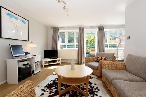 Elegant 2 Bed Flat Close To West Kensington Tube, Fulham, 