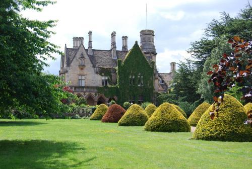 Manor By The Lake, Staverton, 