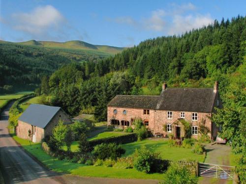 Large Farmhouse In Brecon With Garden, Talybont on Usk, 