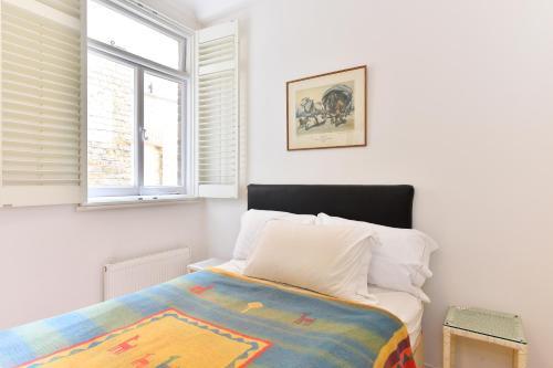 Flat In Rostrevor Mansions, Fulham, 