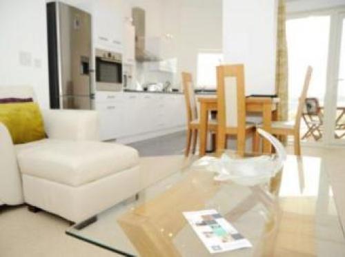 Lyntons Lounge - 2 Bed Serviced Apartment - Parking And Gym, Cardiff, 
