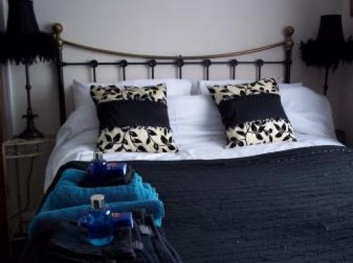 Sw Bed & Breakfast, Swindon, 