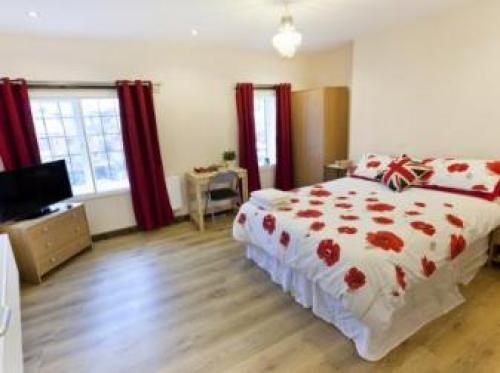 Emporium City Centre Self Catering Apartment - 7 Double Bedrooms - 9 Beds And 3 Bathrooms - 